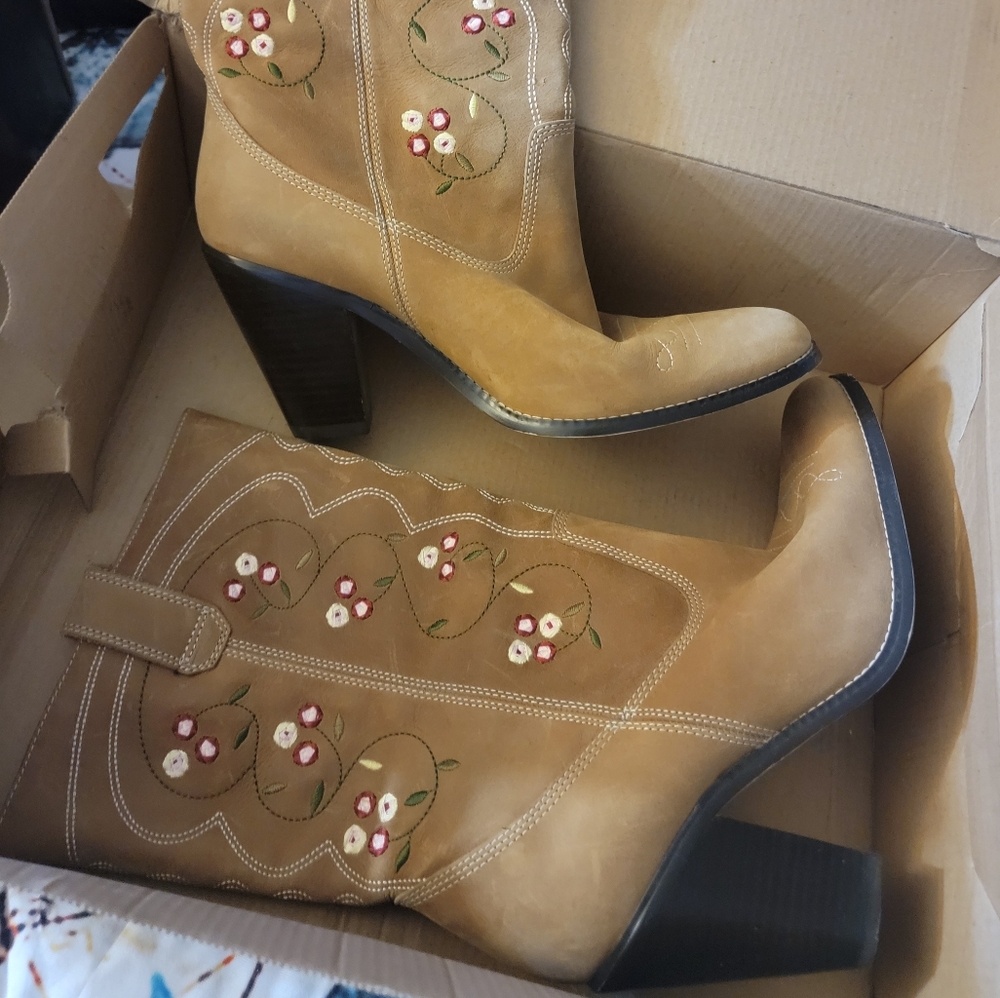 Boot - Picture 2 of 4